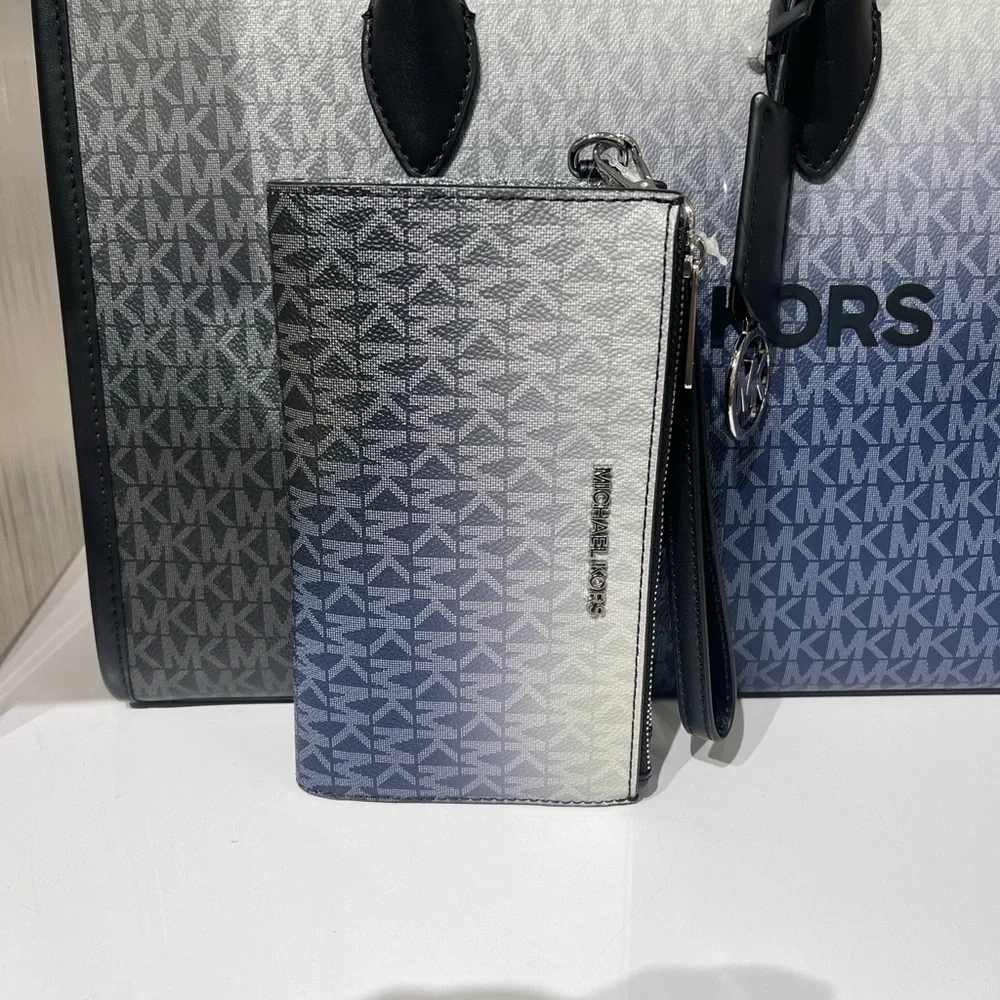 MICHAEL KORS Jet Set Lg Ombré Signature Logo Wristlet Phone Holder Wallet 
Black - Picture 8 of 16